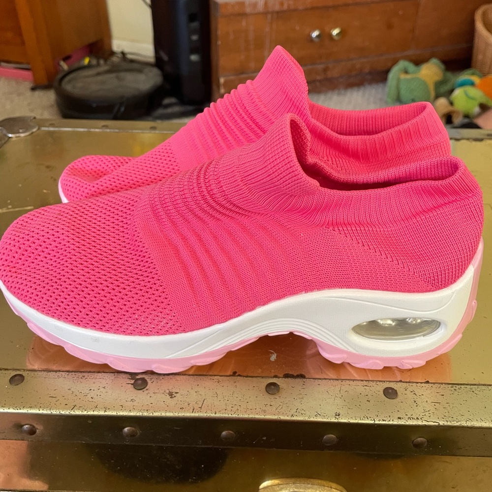 BNWOT Beautiful Fuchsia color sneakers/walkers shoes